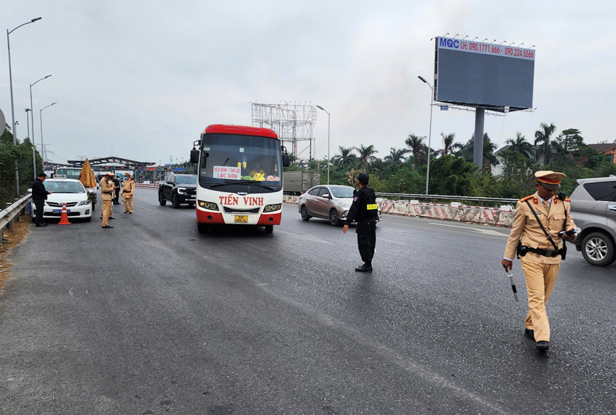 Ha Noi: CSGT ra quan bao dam trat tu, an toan giao thong dip cuoi nam - Hinh anh 10