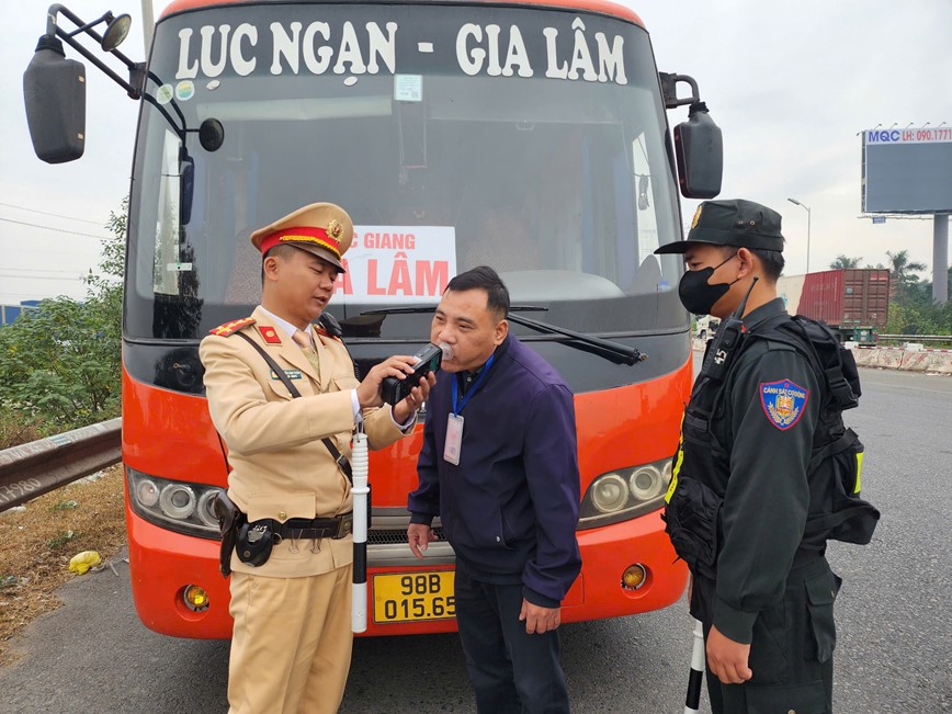 Ha Noi: CSGT ra quan bao dam trat tu, an toan giao thong dip cuoi nam - Hinh anh 9