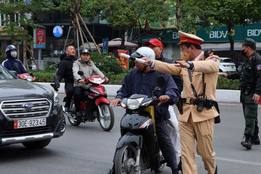 Ha Noi: CSGT ra quan bao dam trat tu, an toan giao thong dip cuoi nam - Hinh anh 3