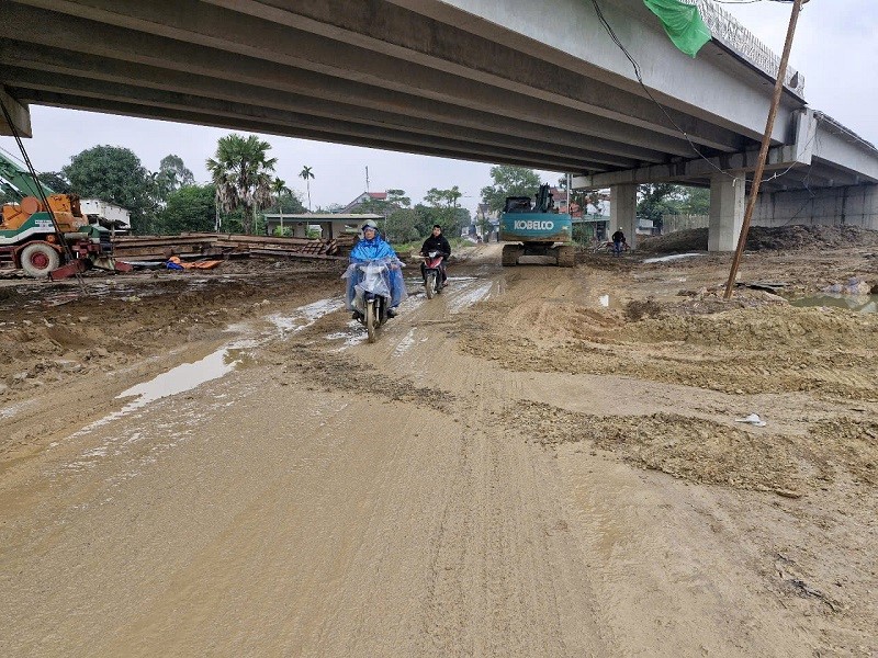 Ha Tinh: nguoi dan gap kho khi luu thong tren duong DH.36 - Hinh anh 5