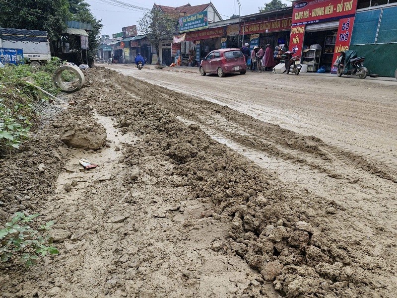 Ha Tinh: nguoi dan gap kho khi luu thong tren duong DH.36 - Hinh anh 6