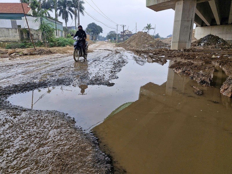 Ha Tinh: nguoi dan gap kho khi luu thong tren duong DH.36 - Hinh anh 1