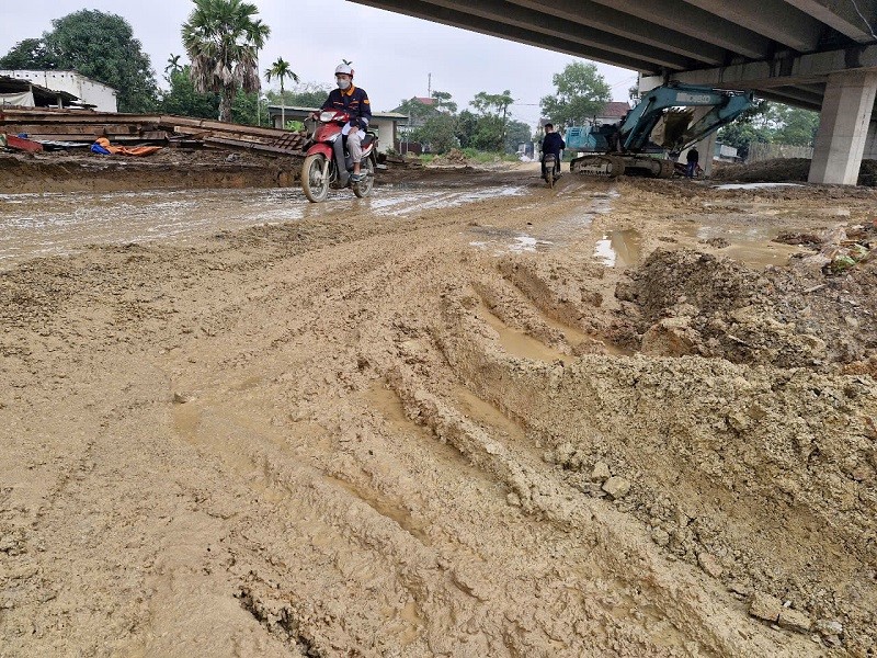 Ha Tinh: nguoi dan gap kho khi luu thong tren duong DH.36 - Hinh anh 3