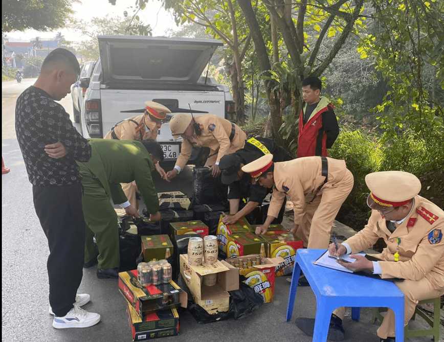 Ha Giang: phat hien o to ban tai cho hang hoa khong ro nguon goc xuat xu - Hinh anh 1