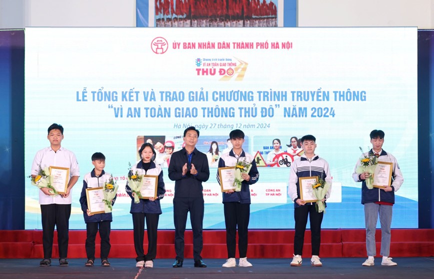 Toan canh Le tong ket, trao giai Chuong trinh truyen thong Vi ATGT Thu do 2024 - Hinh anh 11