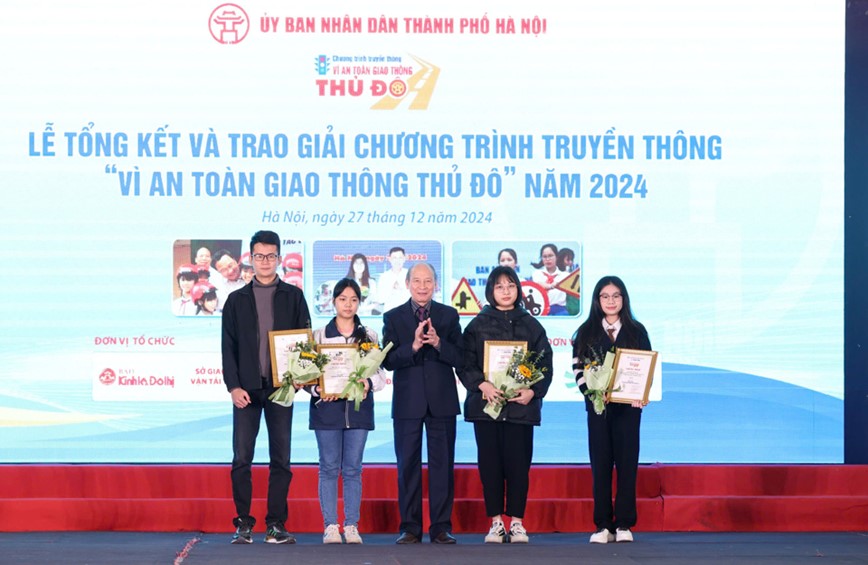 Toan canh Le tong ket, trao giai Chuong trinh truyen thong Vi ATGT Thu do 2024 - Hinh anh 9