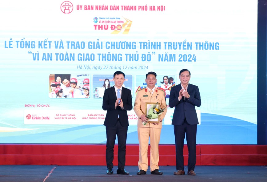 Toan canh Le tong ket, trao giai Chuong trinh truyen thong Vi ATGT Thu do 2024 - Hinh anh 7