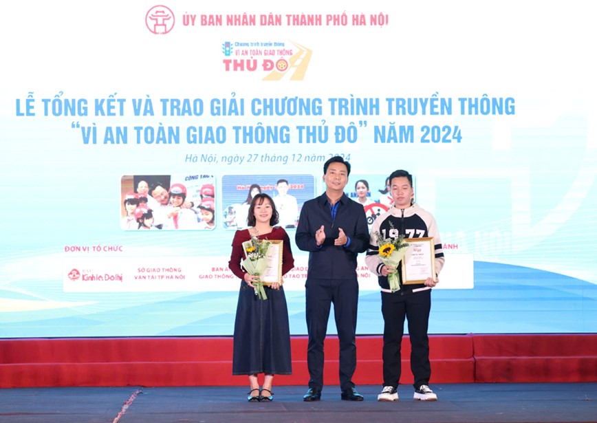 Toan canh Le tong ket, trao giai Chuong trinh truyen thong Vi ATGT Thu do 2024 - Hinh anh 8