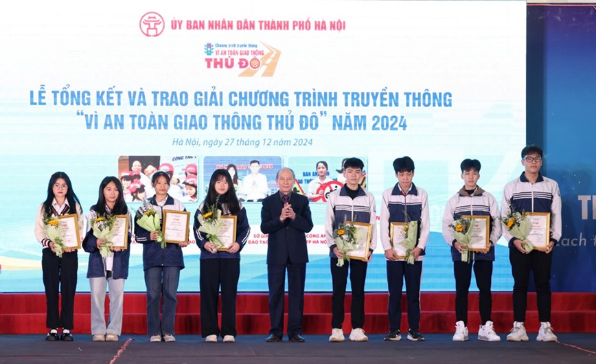 Toan canh Le tong ket, trao giai Chuong trinh truyen thong Vi ATGT Thu do 2024 - Hinh anh 12