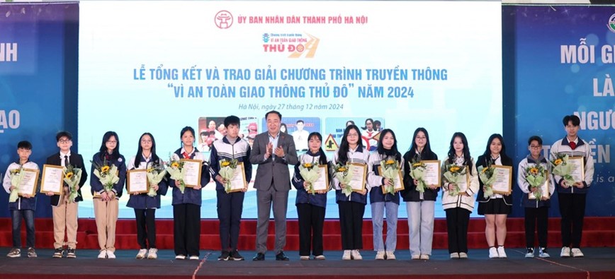 Toan canh Le tong ket, trao giai Chuong trinh truyen thong Vi ATGT Thu do 2024 - Hinh anh 13