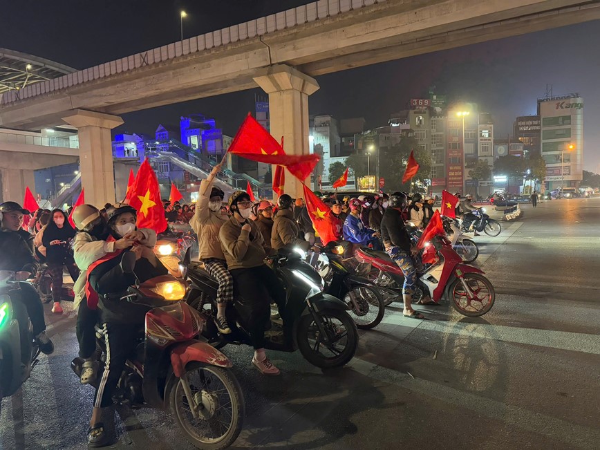 Nguoi dan do ra duong mung chien thang cua doi tuyen Viet Nam, Ha Noi rop co hoa - Hinh anh 5