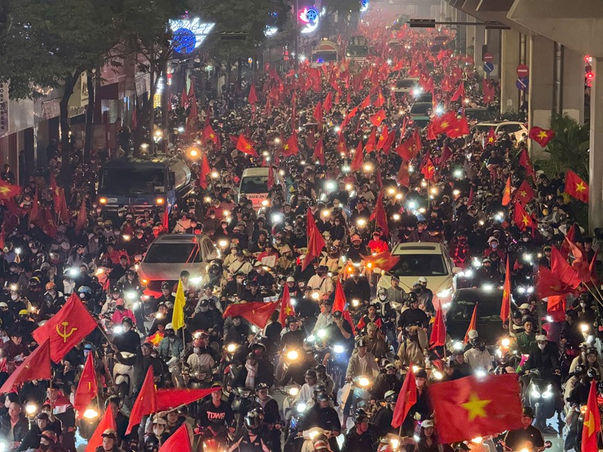 Nguoi dan do ra duong mung chien thang cua doi tuyen Viet Nam, Ha Noi rop co hoa - Hinh anh 14