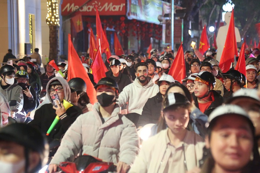 Nguoi dan do ra duong mung chien thang cua doi tuyen Viet Nam, Ha Noi rop co hoa - Hinh anh 8