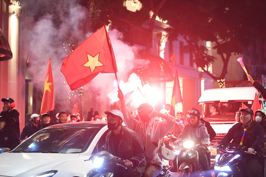 Nguoi dan do ra duong mung chien thang cua doi tuyen Viet Nam, Ha Noi rop co hoa - Hinh anh 13