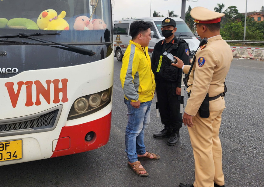 Ha Noi: 10 ngay, gan 1.000 tai xe bi tru diem GPLX theo Nghi dinh 168/2024/ND-CP - Hinh anh 1