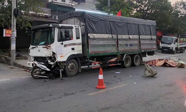 Ha Noi: Xe may cho 4 nguoi vuot au dam vao o to, 3 nguoi tu vong - Hinh anh 1