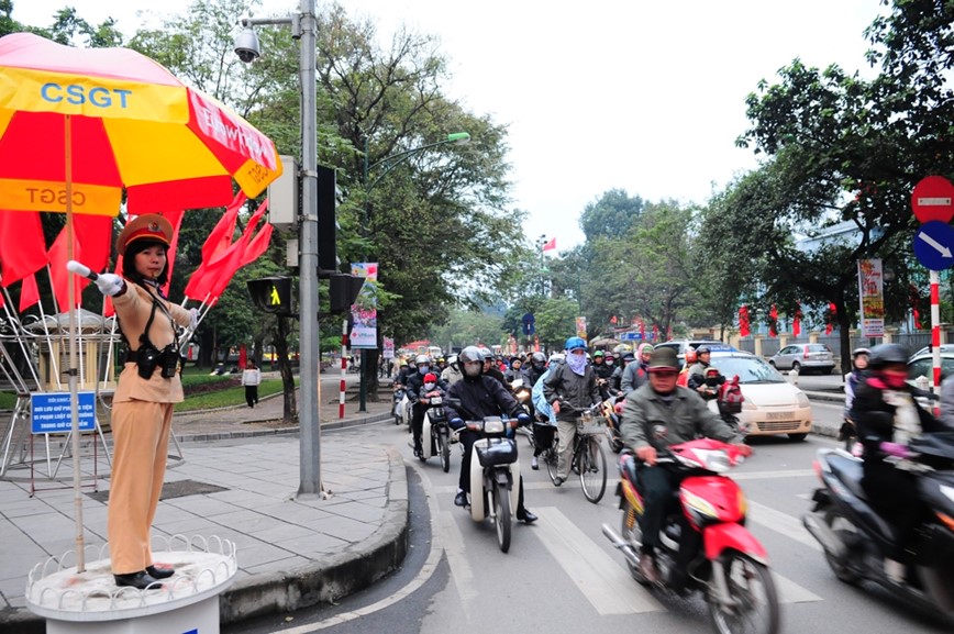 4 nhom giai phap truoc mat vo cung quan trong trong giam un tac giao thong - Hinh anh 1