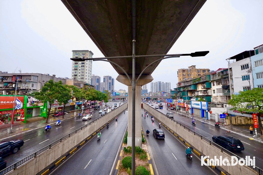 Ngay thu 2 nghi Tet, duong pho Ha Noi thong thoang duoi troi mua ret - Hinh anh 5