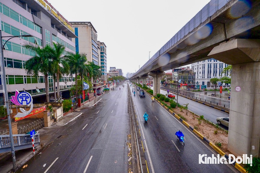 Ngay thu 2 nghi Tet, duong pho Ha Noi thong thoang duoi troi mua ret - Hinh anh 1