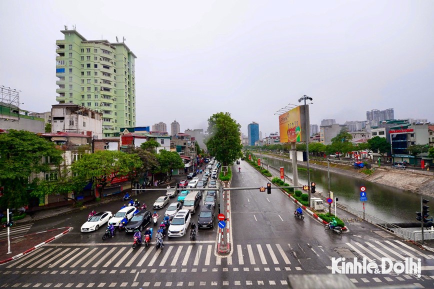 Ngay thu 2 nghi Tet, duong pho Ha Noi thong thoang duoi troi mua ret - Hinh anh 8