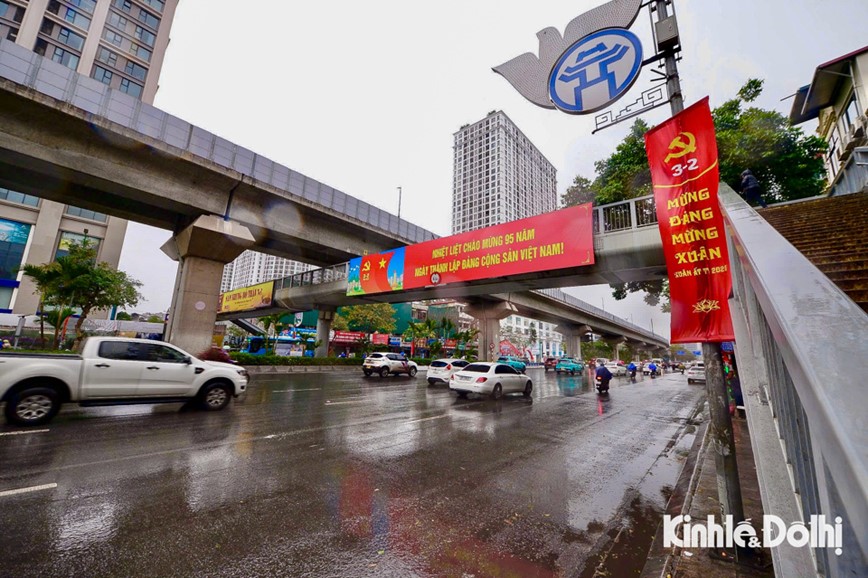 Ngay thu 2 nghi Tet, duong pho Ha Noi thong thoang duoi troi mua ret - Hinh anh 7