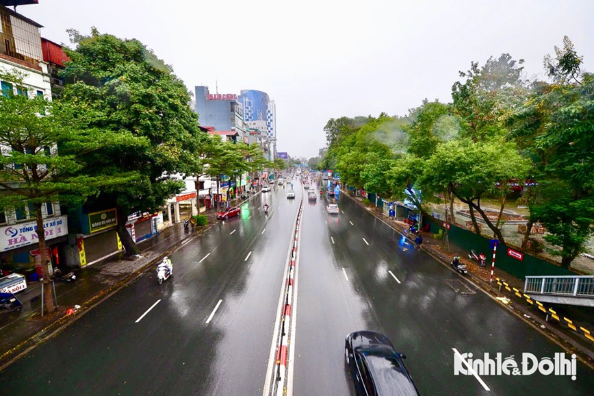 Ngay thu 2 nghi Tet, duong pho Ha Noi thong thoang duoi troi mua ret - Hinh anh 9