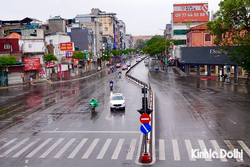 Ngay thu 2 nghi Tet, duong pho Ha Noi thong thoang duoi troi mua ret - Hinh anh 3