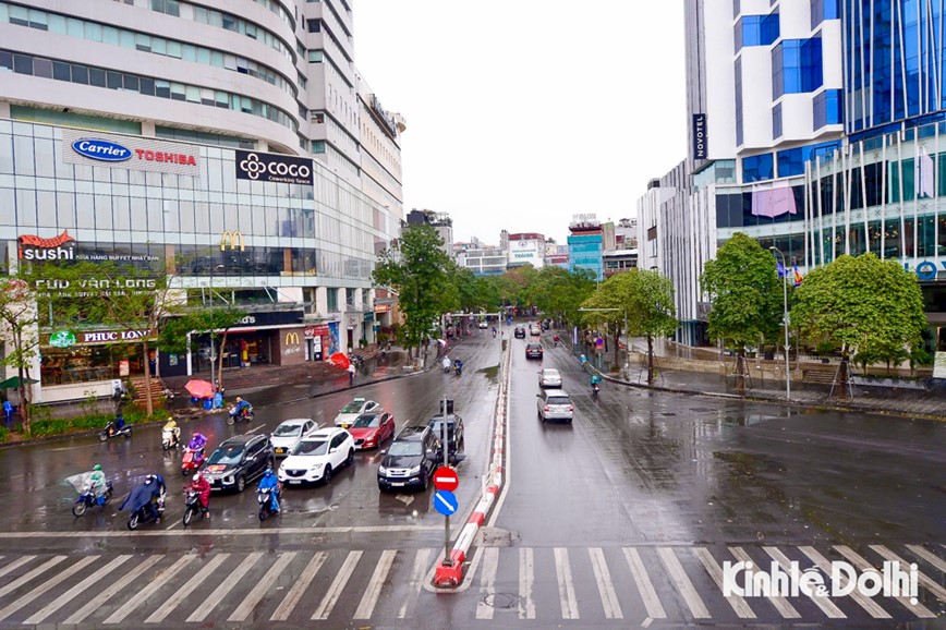 Ngay thu 2 nghi Tet, duong pho Ha Noi thong thoang duoi troi mua ret - Hinh anh 2