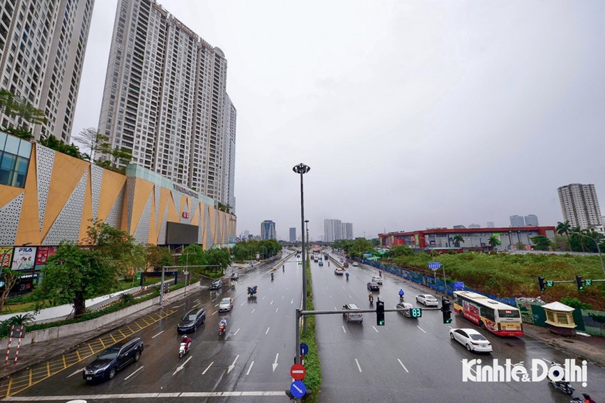 Ngay thu 2 nghi Tet, duong pho Ha Noi thong thoang duoi troi mua ret - Hinh anh 6