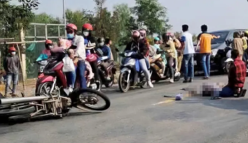 2 anh em gap nan nga ra duong bi xe tai can tu vong tren duong ve que don Tet - Hinh anh 1