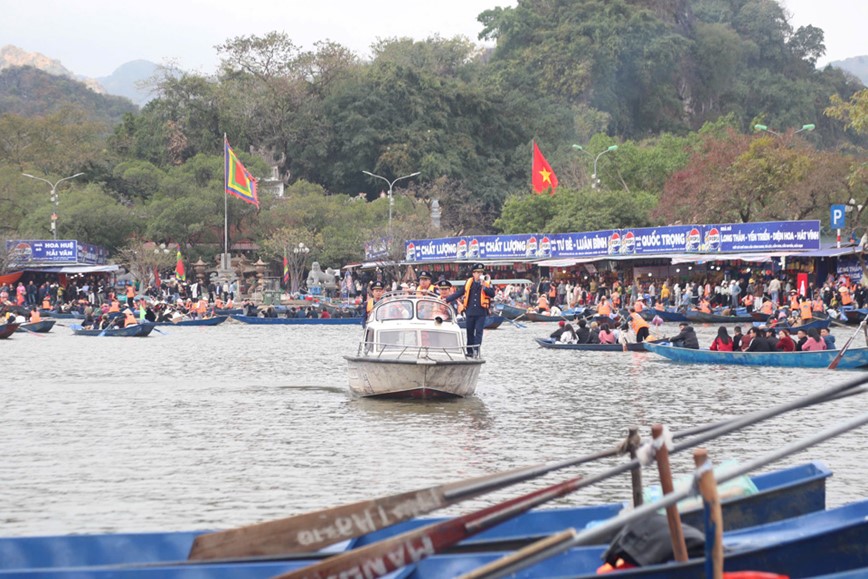 Dam bao an toan giao thong cho du khach den voi chua Huong - Hinh anh 10