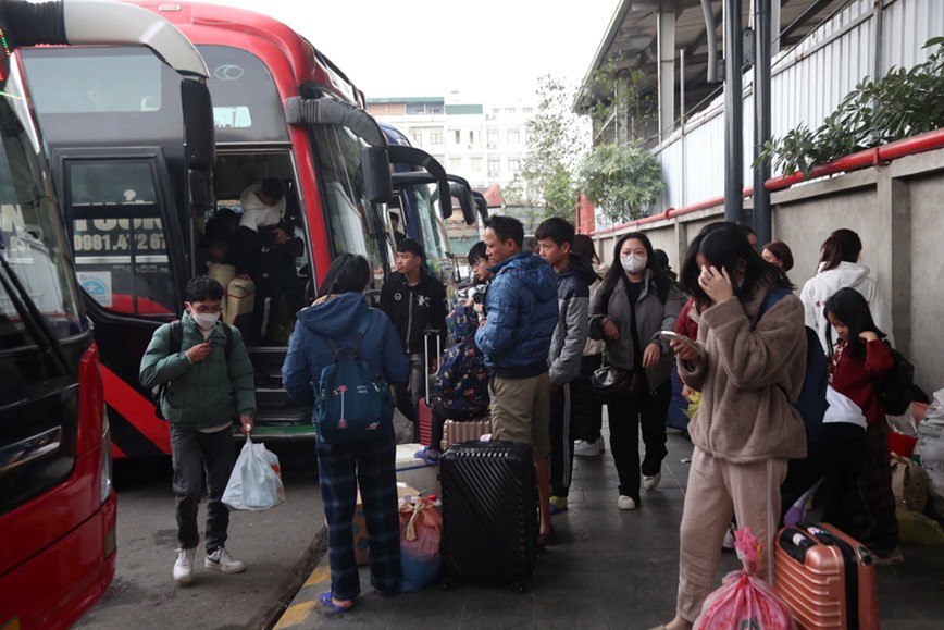 Nguoi dan un un do ve cac ben xe Ha Noi sau ky nghi Tet - Hinh anh 1