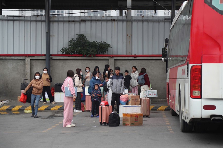 Nguoi dan un un do ve cac ben xe Ha Noi sau ky nghi Tet - Hinh anh 2