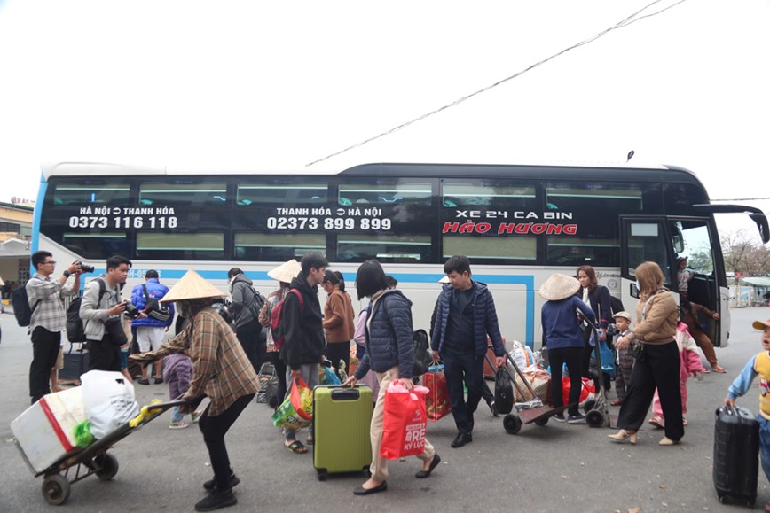 Nguoi dan un un do ve cac ben xe Ha Noi sau ky nghi Tet - Hinh anh 7