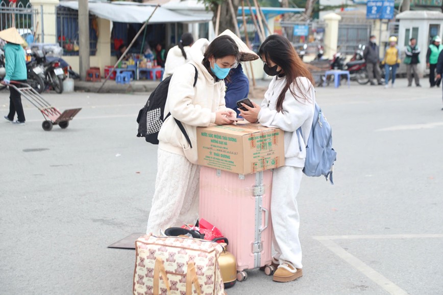 Nguoi dan un un do ve cac ben xe Ha Noi sau ky nghi Tet - Hinh anh 8