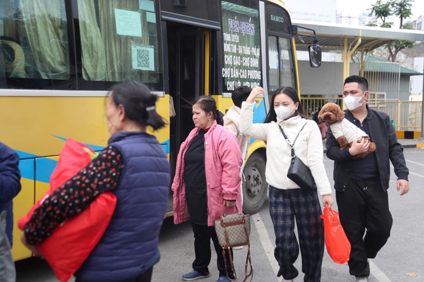 Nguoi dan un un do ve cac ben xe Ha Noi sau ky nghi Tet - Hinh anh 9