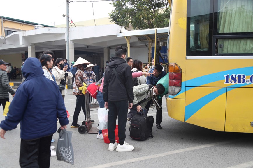 Nguoi dan un un do ve cac ben xe Ha Noi sau ky nghi Tet - Hinh anh 10