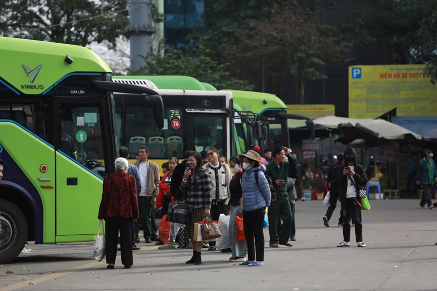 Nguoi dan un un do ve cac ben xe Ha Noi sau ky nghi Tet - Hinh anh 12