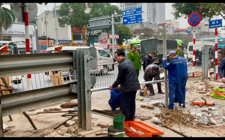 Quan Hoang Mai: Dong 4 loi di tu mo tren tuyen duong sat qua dia ban - Hinh anh 1