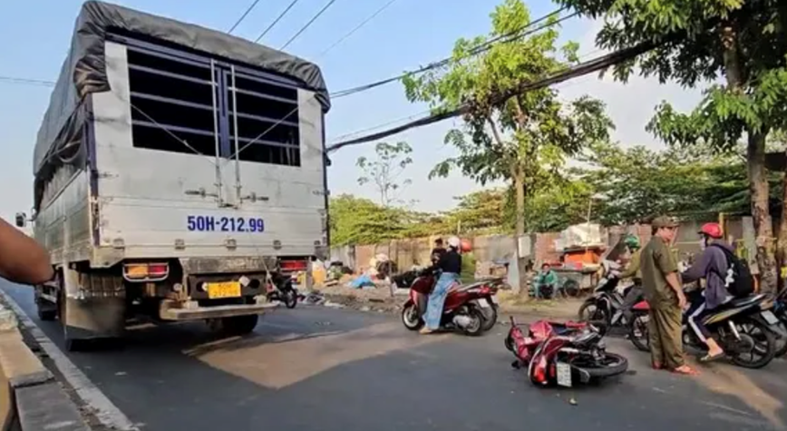 Va cham voi xe tai, mot nguoi dan ong di xe may tu vong - Hinh anh 1