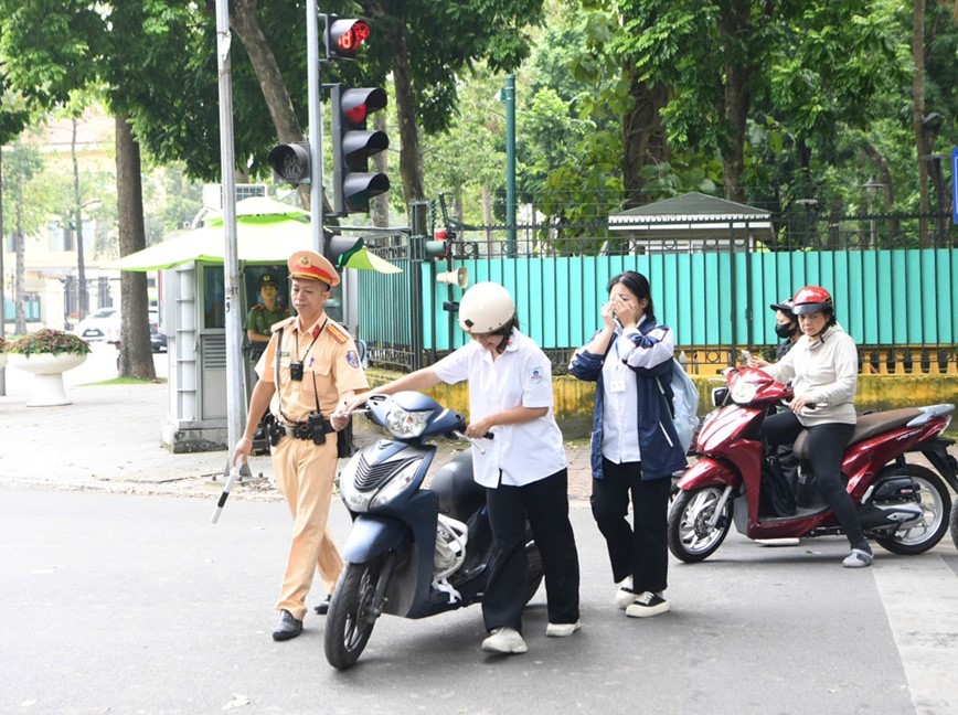 Ha Noi: phat hien 353 truong hop vi pham Luat Giao thong ngay 10/2 - Hinh anh 1