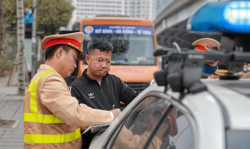 Ha Noi: tru diem giay phep lai xe hon 30 truong hop trong ngay 17/2 - Hinh anh 1