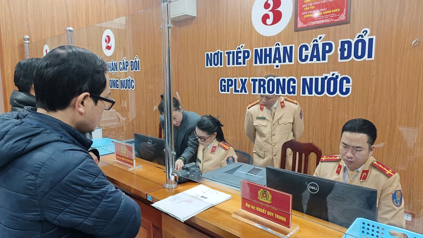 Ngay dau CSGT Ha Noi cap, doi giay phep lai xe: thuan loi, nhanh chong - Hinh anh 3