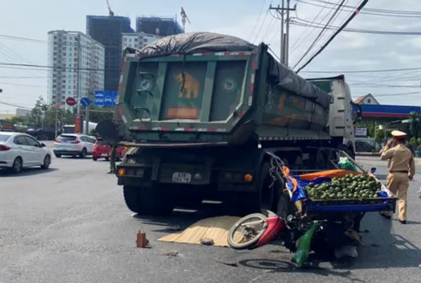 Va cham xe dau keo chuyen huong, mot phu nu di xe loi tu vong - Hinh anh 1