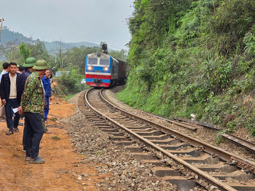 Xuyen dem cau tau hang bi lat khoi duong ray, thong tuyen duong sat Bac - Nam - Hinh anh 5