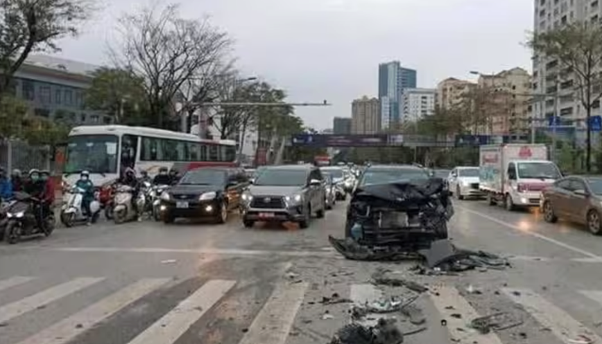 Ha Noi: 2 o to bien dang khi va cham luc dung den do - Hinh anh 1