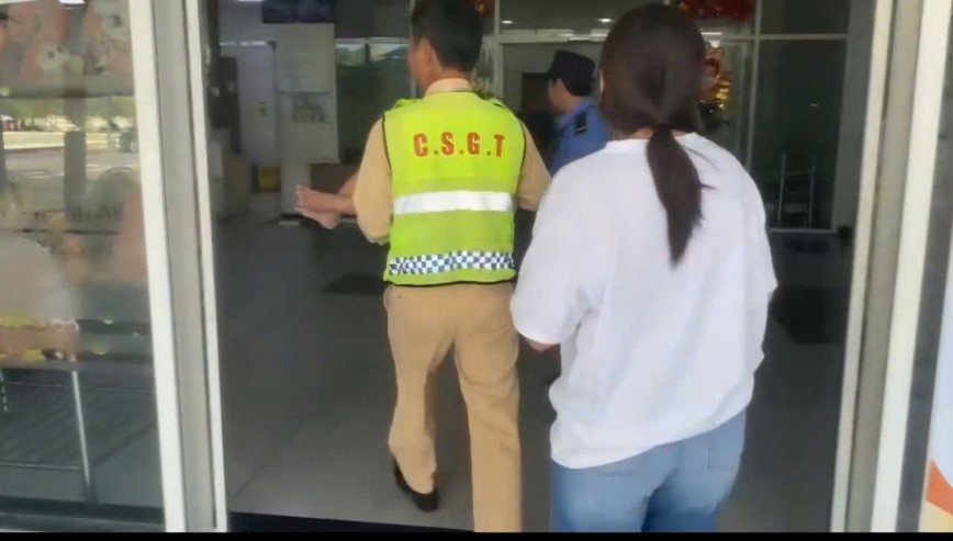 CSGT dua chau be sot cao, co giat tren xe khach di cap cuu kip thoi - Hinh anh 2