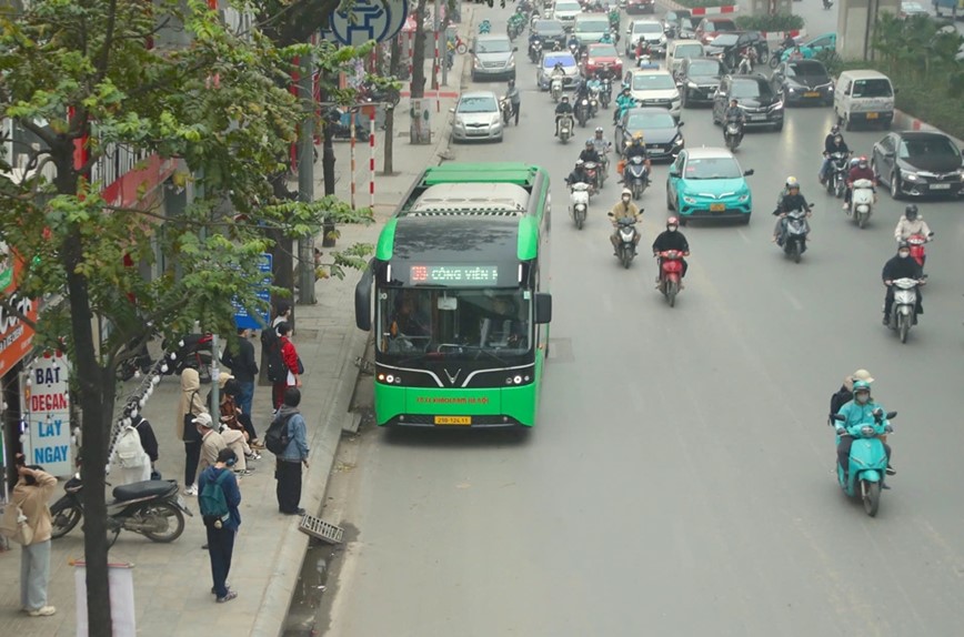 Ha Noi: xe buyt xanh thu hut hanh khach - Hinh anh 14