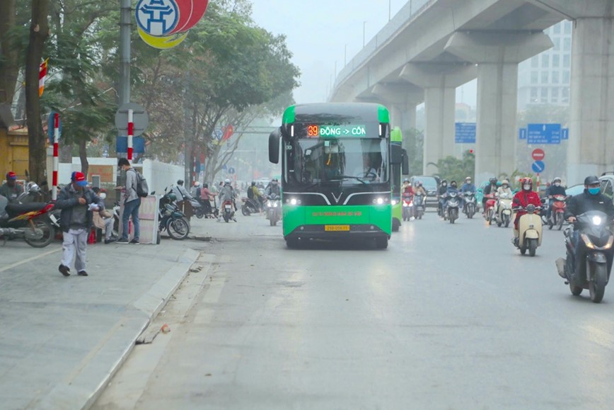 Ha Noi: xe buyt xanh thu hut hanh khach - Hinh anh 3