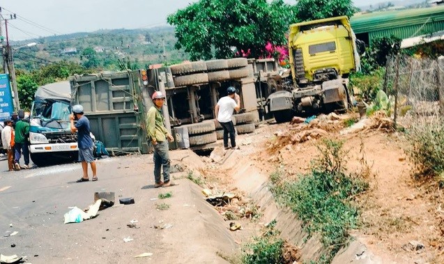 Tai nan lien hoan 4 o to, mot tai xe tu vong trong cabin - Hinh anh 1